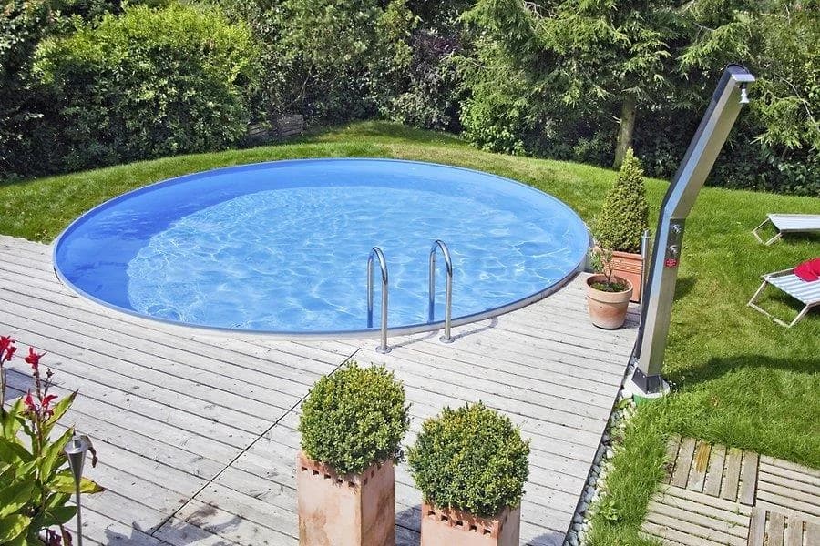 Ahşap deckli bahçede yuvarlak Bora havuz