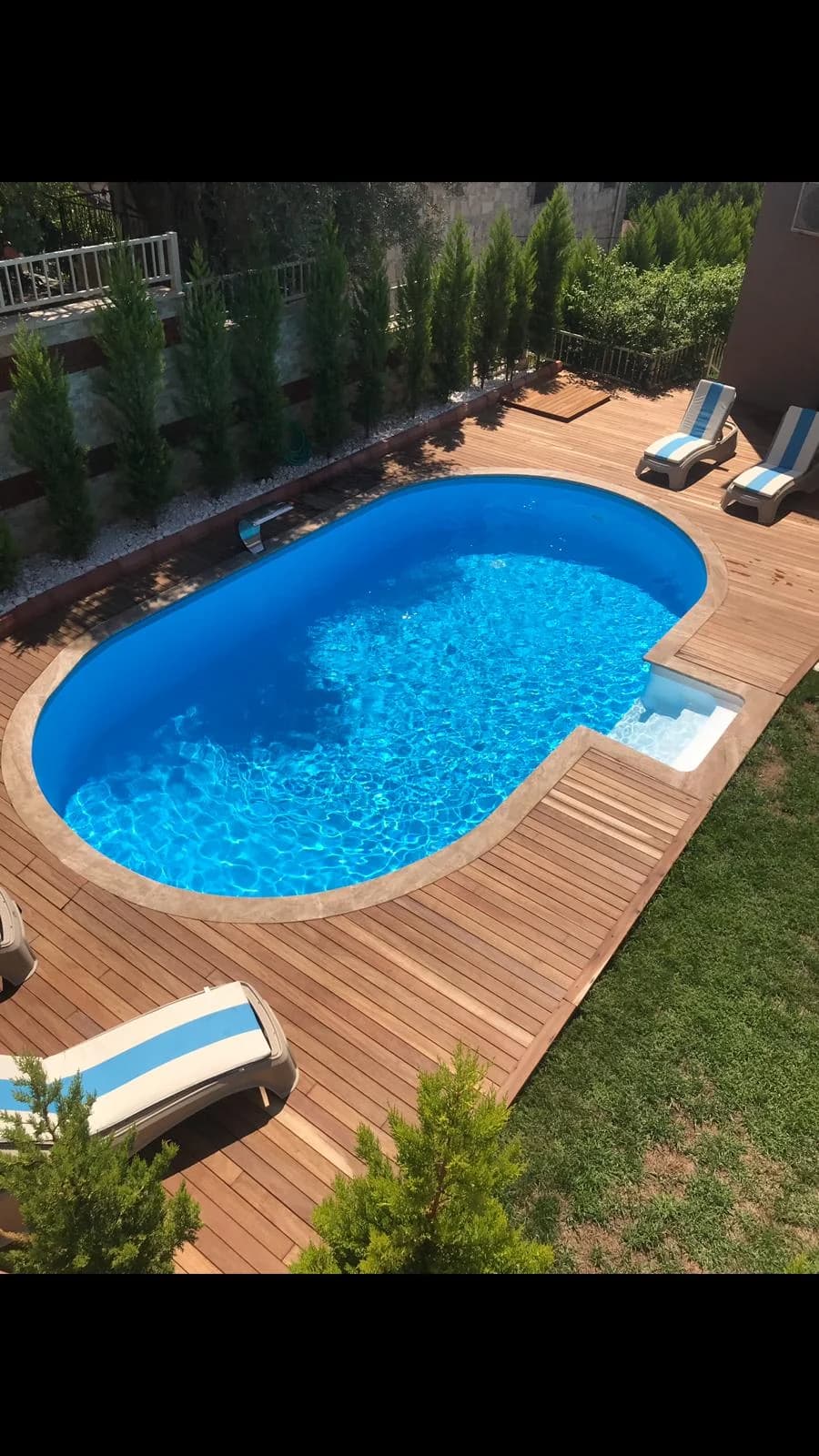 Villa bahçesinde oval Maldiv havuz