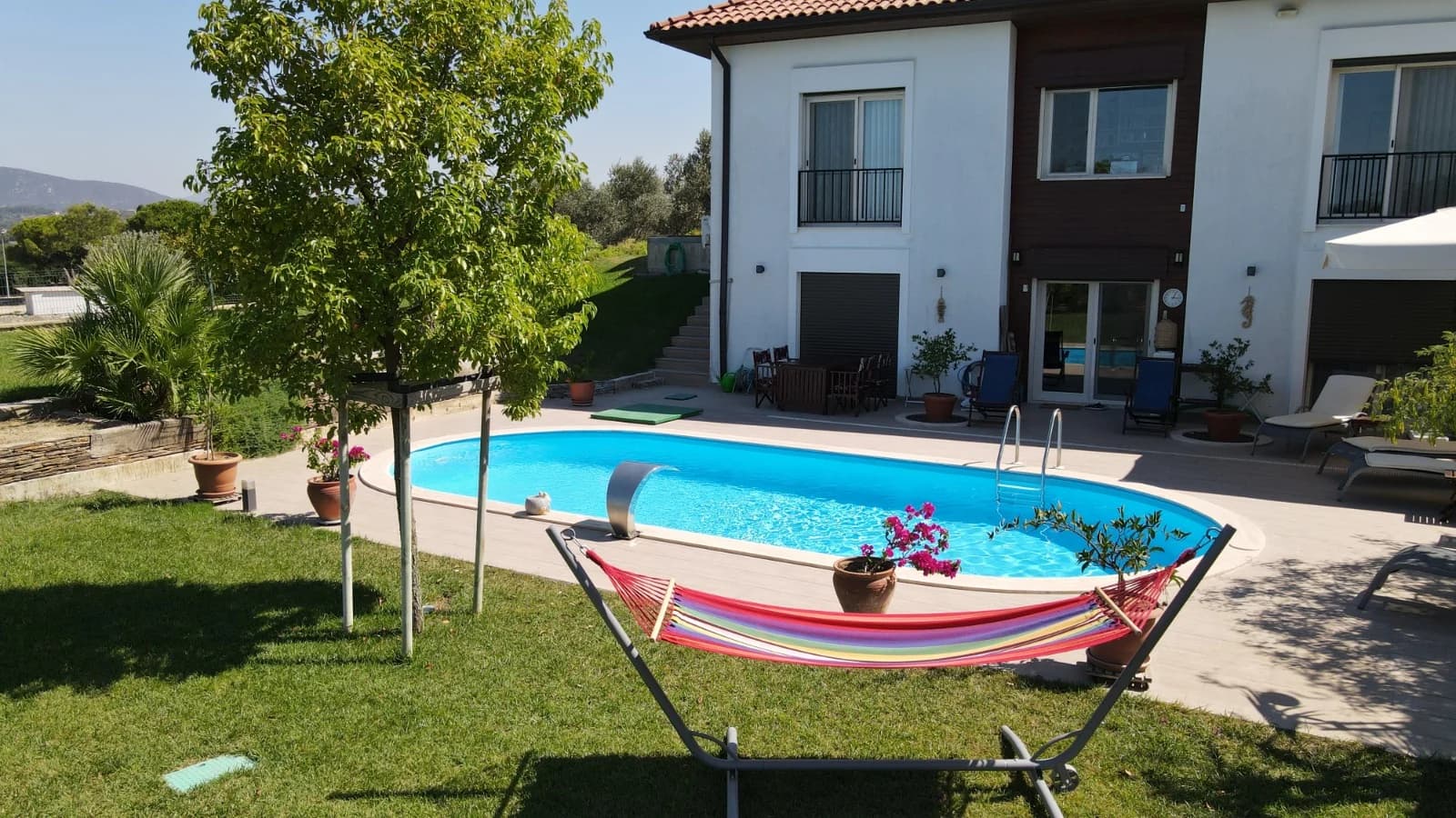 Hamaklı bahçede oval Maldiv havuz