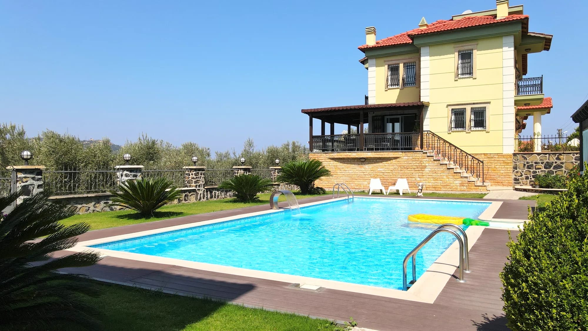 Bahçede tamamlanmış panel havuz
