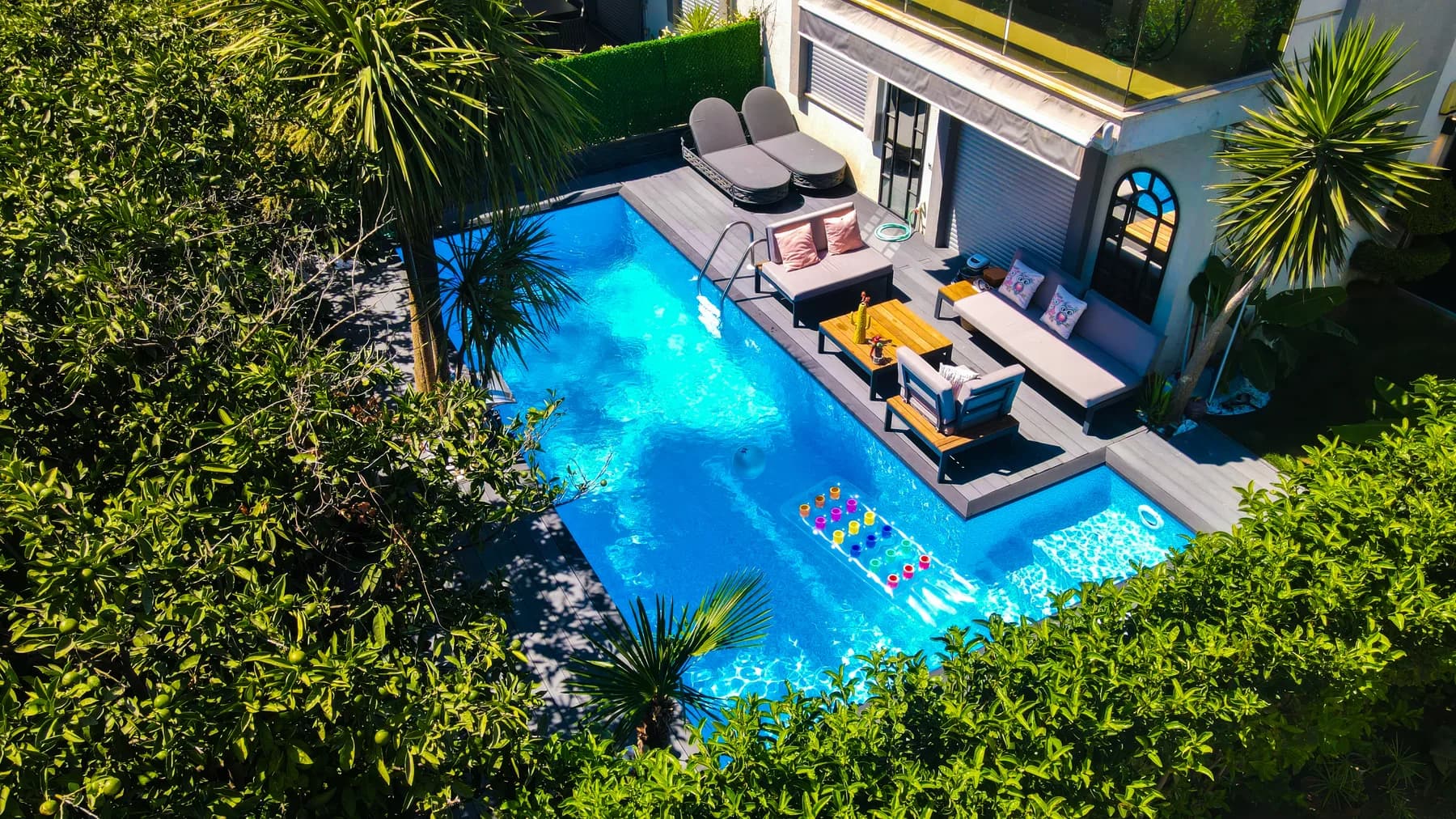 Villa bahçesinde yıllardır kullanılan Fiplus havuz
