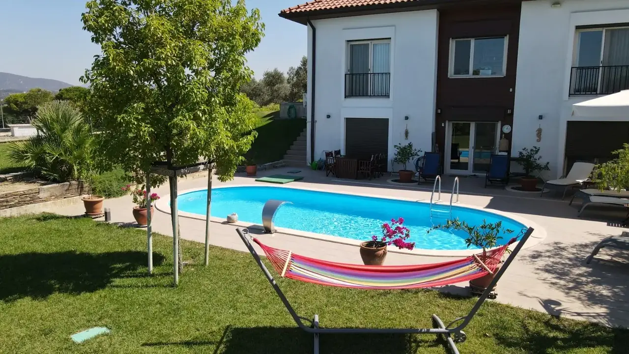 Hamaklı bahçede Maldiv oval havuz