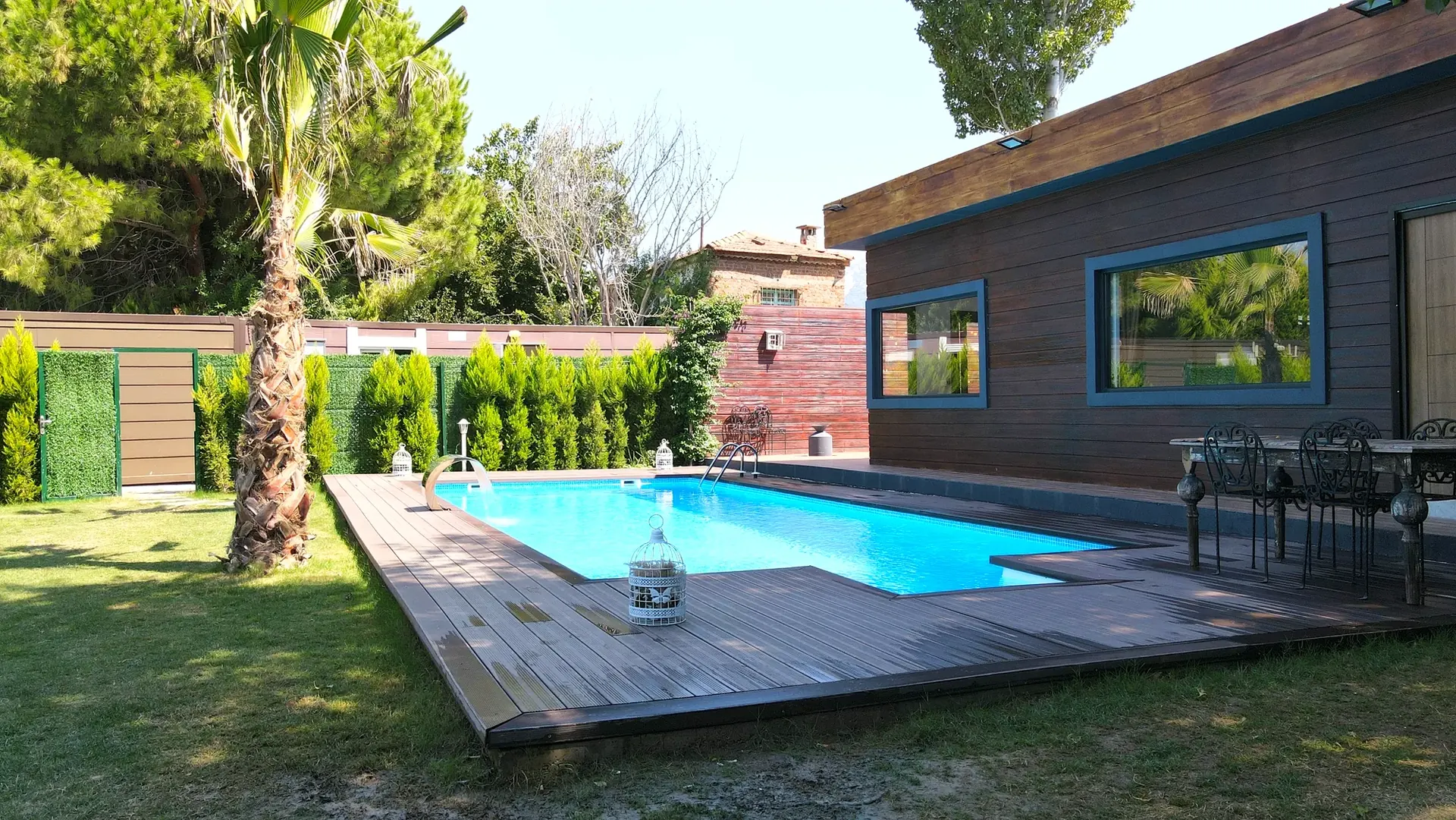 Ahşap deck üzerinde panel havuz