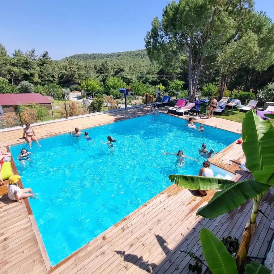 Urla'da otel havuzu