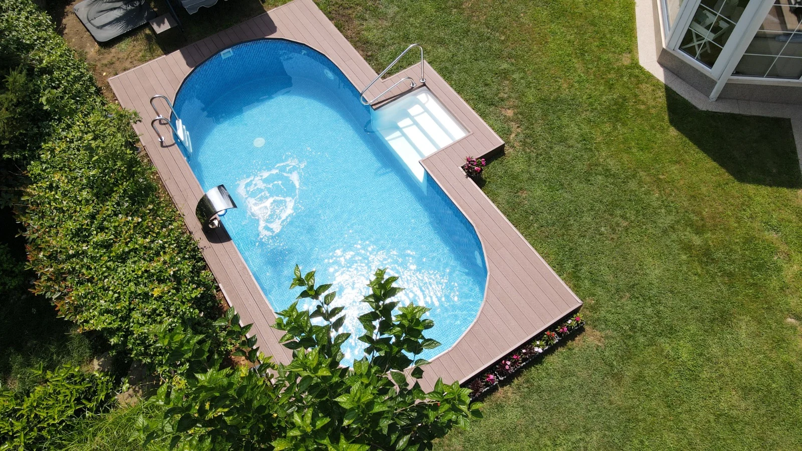 Bitkilerle çevrili Maldiv oval havuz